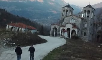 ギリシャの廃墟となった街にある教会。ピサの斜塔以上、なんと17度も建物が傾いているためまっすぐ歩いているだけでも違和感！