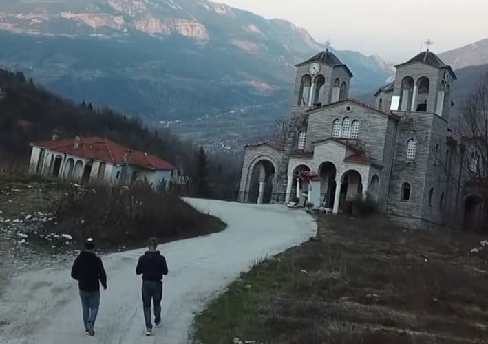 ギリシャの廃墟となった街にある教会。ピサの斜塔以上、なんと17度も建物が傾いているためまっすぐ歩いているだけでも違和感！