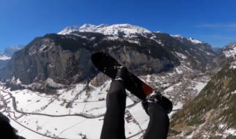 衝撃映像!スノーボーダーが崖から飛び出した!果たして大丈夫なのか!?