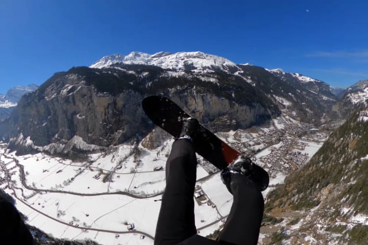 衝撃映像！スノーボーダーが崖から飛び出した！果たして大丈夫なのか！？