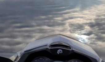 湖を走るジェットスキー。湖面に映る空が美しすぎて、まるでジェットスキーが空を舞っているかのような光景を映し出しました!!