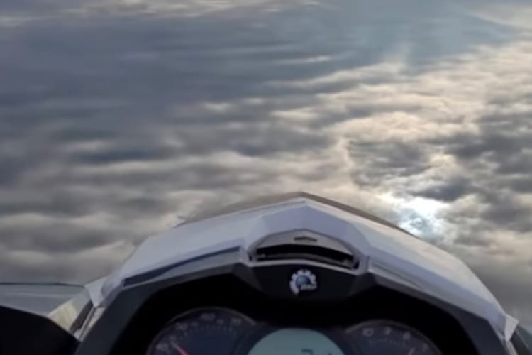 湖を走るジェットスキー。湖面に映る空が美しすぎて、まるでジェットスキーが空を舞っているかのような光景を映し出しました！！