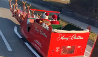 クリスマスのリハーサル中?ソリ型の車でドライブするサンタクロースが目撃される!