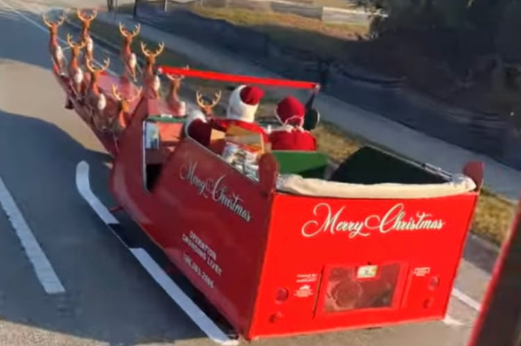 クリスマスのリハーサル中？ソリ型の車でドライブするサンタクロースが目撃される！