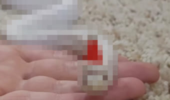 ニョロニョロ動く細長い体に小さな赤い帽子。一風変わったサンタさんの姿に「かわいい」の声！