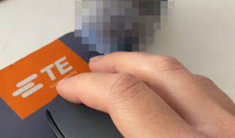 ちゃっかりしてるね！マウスを操作する飼い主さんの手の動きを利用して、インコは頭を撫でてもらうことに成功しました