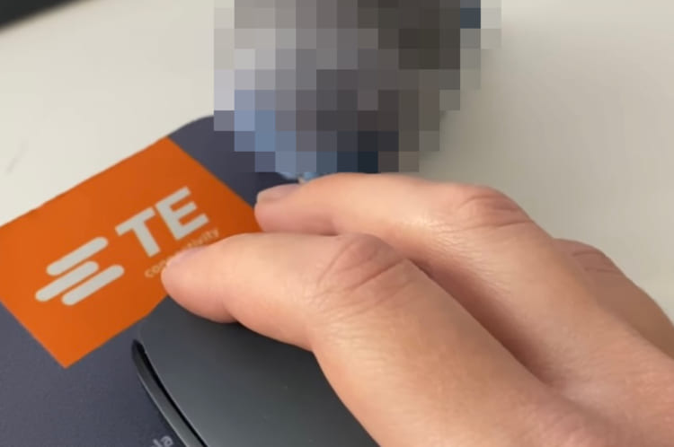 ちゃっかりしてるね！マウスを操作する飼い主さんの手の動きを利用して、インコは頭を撫でてもらうことに成功しました