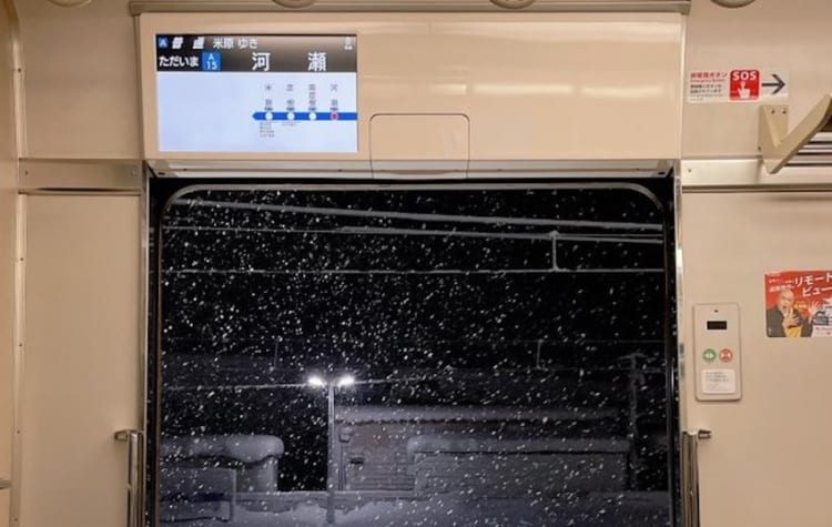 記録的な大雪に見舞われた滋賀県。運転見合わせになった電車のドアを開けたら、衝撃的な光景が目に飛び込んできた！！