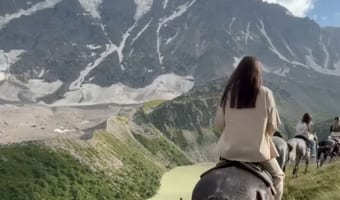 ファンタジーの世界に飛び込んだ！？乗馬している時の景色がまるで映画やゲームのワンシーンの様に美しい