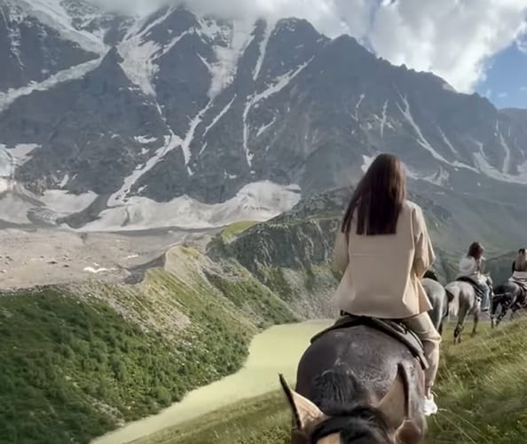 ファンタジーの世界に飛び込んだ！？乗馬している時の景色がまるで映画やゲームのワンシーンの様に美しい