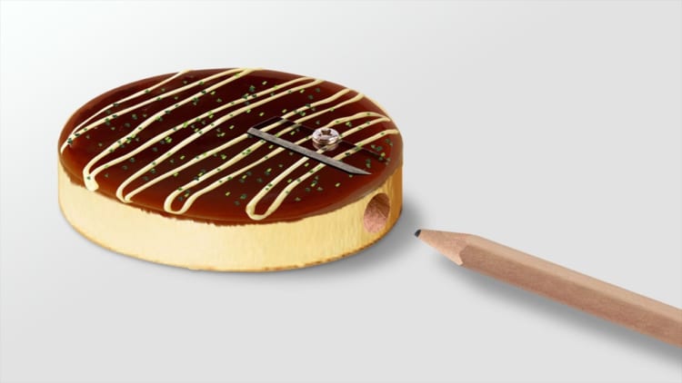 見た目も楽しいお好み焼き型の鉛筆削り。これで鉛筆を削るとなんと削りカスが・・・！！