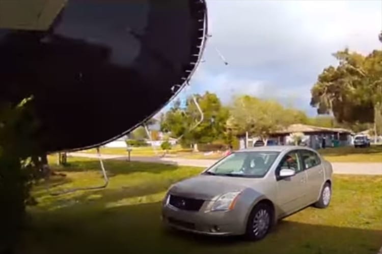 【奇跡の展開】あまりの強風で吹っ飛んだトランポリン。そのまま車に激突しお隣さんの方へ行くのかと思いきや・・・まさかすぎる結末に！！