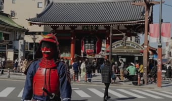 驚きと笑顔の連続!街ゆく人の前で甲冑姿の侍が突然動き出す『侍マネキンドッキリ』がおもしろい!