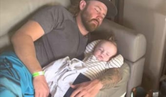 パパさんナイス！平和なお昼寝の様子かと思いきや、パパの腕の中で寝ていた赤ちゃんが落下しそうに！！その時父親は・・・