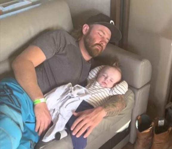 パパさんナイス！平和なお昼寝の様子かと思いきや、パパの腕の中で寝ていた赤ちゃんが落下しそうに！！その時父親は・・・