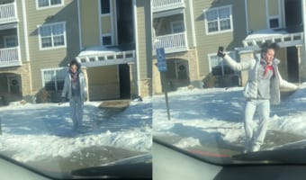 足元にもう雪がないと思って油断した?雪に慣れていない女の子は、地面が凍結していることに気付かず滑って転んでしまいました!怪我がなくてよかった・・・