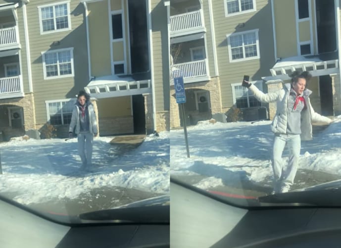 足元にもう雪がないと思って油断した？雪に慣れていない女の子は、地面が凍結していることに気付かず滑って転んでしまいました！怪我がなくてよかった・・・