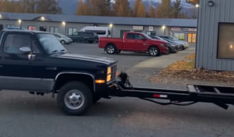 車載トレーラーを牽引するトラックかと思いきや・・・、想像していた姿とあまりに違くてビックリ！！