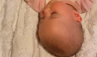 すやすや寝ている赤ちゃん。とてもかわいい寝顔をしているれど・・・、その寝相はなんだか個性的！！