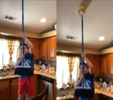 モップを使い、天井に水の入った容器を押し当ててご満悦の表情の男の子。ところが、うっかり手を滑らせてしまったので、その後はもちろん大惨事！！