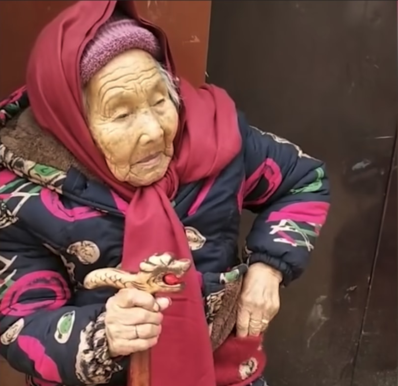 いくつになっても親は子を想う。107歳の母が一粒の飴を84歳の娘に手渡す姿にほっこり