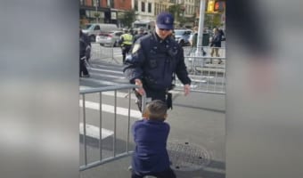 パレードで警備にあたる警察官を手伝う男の子の姿にほっこり。最後はなんとミニパトカーまで出動しちゃって?!