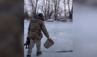 この遊びなんだかとっても面白そう！凍った湖の上でなんと「メリーゴーラウンド」を即席で作って遊ぶ男性