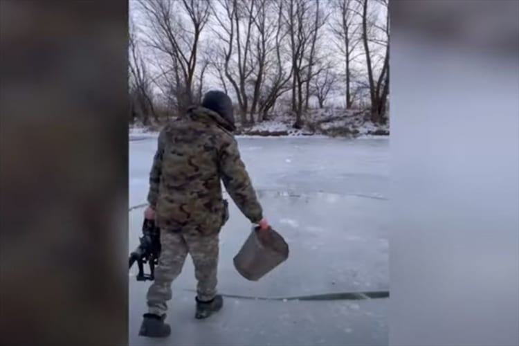 この遊びなんだかとっても面白そう！凍った湖の上でなんと「メリーゴーラウンド」を即席で作って遊ぶ男性