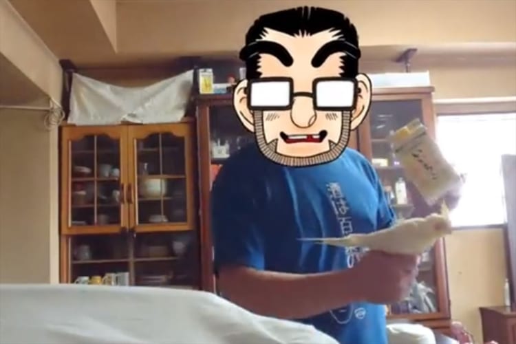 「高い高い」をしてもらうのが大好きなインコ。一度始めるとなかなか降りずにもっともっと！とねだるように甘える姿がかわいい