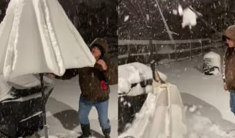 夏用のパラソルをしまい忘れたばっかりに・・・。外が大雪になったので慌ててパラソルを片付けようとしたのですが、もう手遅れでした！！