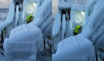 この船を動かすために元の状態にもどすのはとんでもなく大変そう!ロシアの冬の海で嵐に遭った後の船がスゴいことになってる・・・