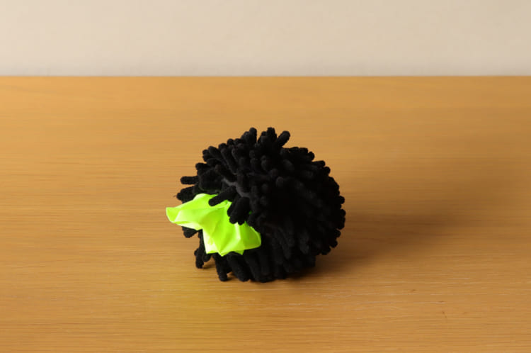 緑がはみ出た黒いトゲトゲの謎のぬいぐるみかと思いきや・・・、その正体は、最近話題の「〇〇を食べるウニ」をモチーフにしたエコバッグなのです！！