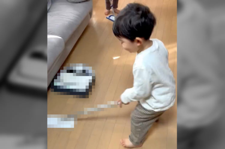 「発想がかわいい」「天才」自宅で五輪でも人気の競技『カーリング』ごっこを始めた3歳の男の子。ストーンとブラシの代わりにしたのは・・・