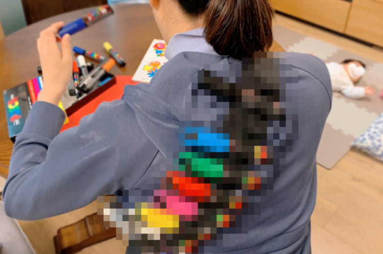 「妻がポスカ装備のガチ勢だった」実家の掃除中に見つけた『あるアイテム』を渡したら・・・、カッコいい使い方が編み出されました！！