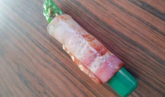 これを見たらたしかに視線はそこにしか向かない。窓口でアスパラベーコン型の印鑑ケースを出した時の、スタッフさんの反応とは!!