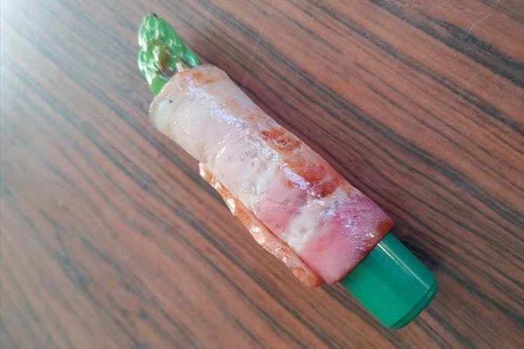 これを見たらたしかに視線はそこにしか向かない。窓口でアスパラベーコン型の印鑑ケースを出した時の、スタッフさんの反応とは！！