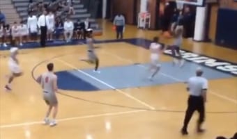 【衝撃映像】前代未聞のダンクシュートが炸裂した結果、なんと試合が延期に?!一体その試合で何が起きた!!