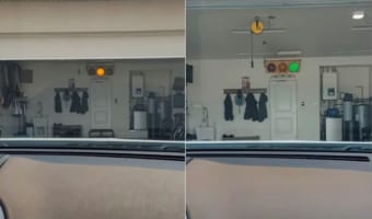 ガレージになんで信号機が？と思ったら・・・、センサーが付いているので『あること』 をする際にとても便利なんです！！