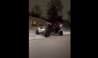 こんなイカした雪を楽しみ方があるなんて!雪道を車に牽引されてあらわれたのは・・・、なんと陸を走るはずのない『あの乗り物』でした!!