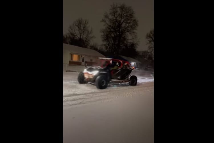 こんなイカした雪を楽しみ方があるなんて！雪道を車に牽引されてあらわれたのは・・・、なんと陸を走るはずのない『あの乗り物』でした！！