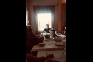 「一緒にご飯が食べたいニャ！」夕食に参加したくて仕方がない猫。中に入れてとばかりにアピールをする姿が必死すぎる！！