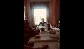 「一緒にご飯が食べたいニャ!」夕食に参加したくて仕方がない猫。中に入れてとばかりにアピールをする姿が必死すぎる!!