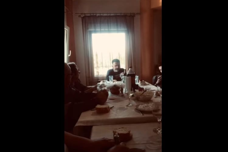 「一緒にご飯が食べたいニャ！」夕食に参加したくて仕方がない猫。中に入れてとばかりにアピールをする姿が必死すぎる！！