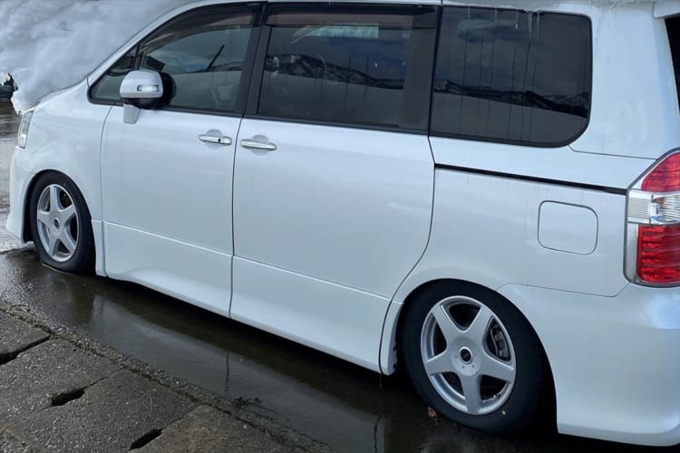 「寿司？」と考えてしまったのも納得。車の上に降り積もった雪の量がとんでもないことになっていました！！