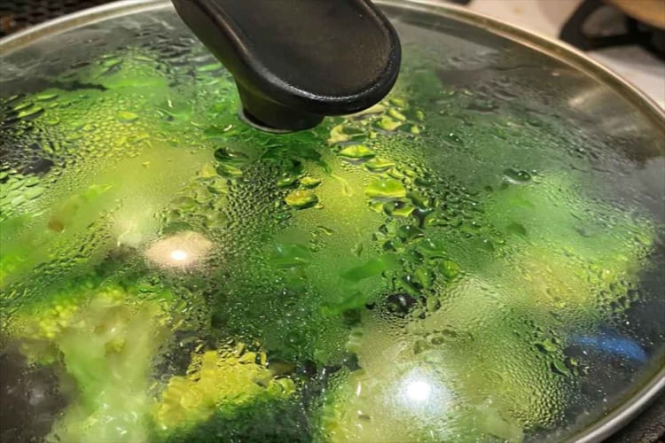 「旨味が逃げなくてホントにうまい」全国のブロッコリー好きに向けて公開された調理方法が、予想外にシンプルかつ簡単だったので真似したくなる！！