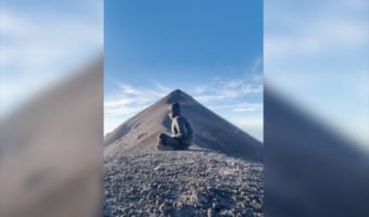 【衝撃の展開】山で瞑想中の男性を撮影中に後ろの山がまさかの噴火！？凄い瞬間を捉えた映像に驚愕