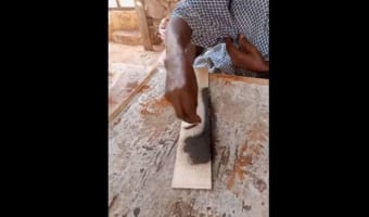 セネガルの砂絵職人によるサンドアートがスゴい！さまざまな色の砂をふりかけて描く砂絵、砂を振り落として作品の全貌が見えるその瞬間に驚愕！