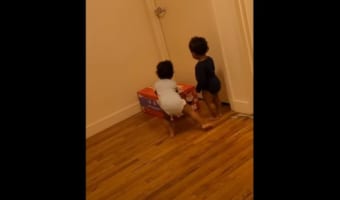 見事なチームワークでドアを開けた2人の赤ちゃん!このまま2人で部屋の外へ行くのかと思いきや、最後の最後にまさかの裏切り行為が勃発?!