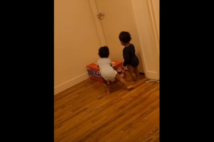 見事なチームワークでドアを開けた2人の赤ちゃん！このまま2人で部屋の外へ行くのかと思いきや、最後の最後にまさかの裏切り行為が勃発？！