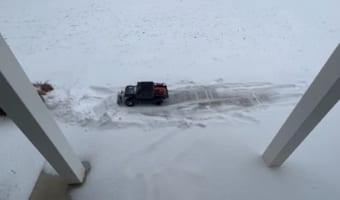 これで効率的な雪かきが？？ラジコンカーを使って雪かきをしているのですが・・・、むしろこれだといくら時間をかけても終わらなそうです！！